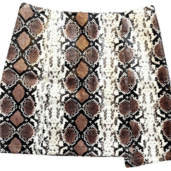 Mod On Trend Faux Leather Animal Print Mini Skirt  Size Medium - Picture 2 of 8